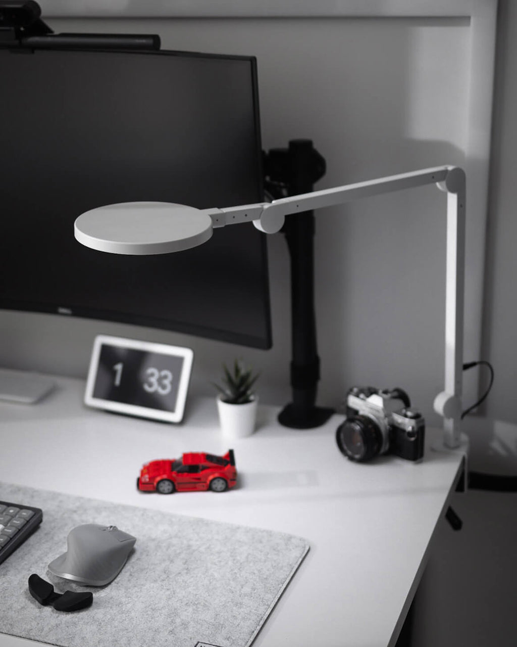 Lume Cube Edge Light 2.0 LED Desk Lamp