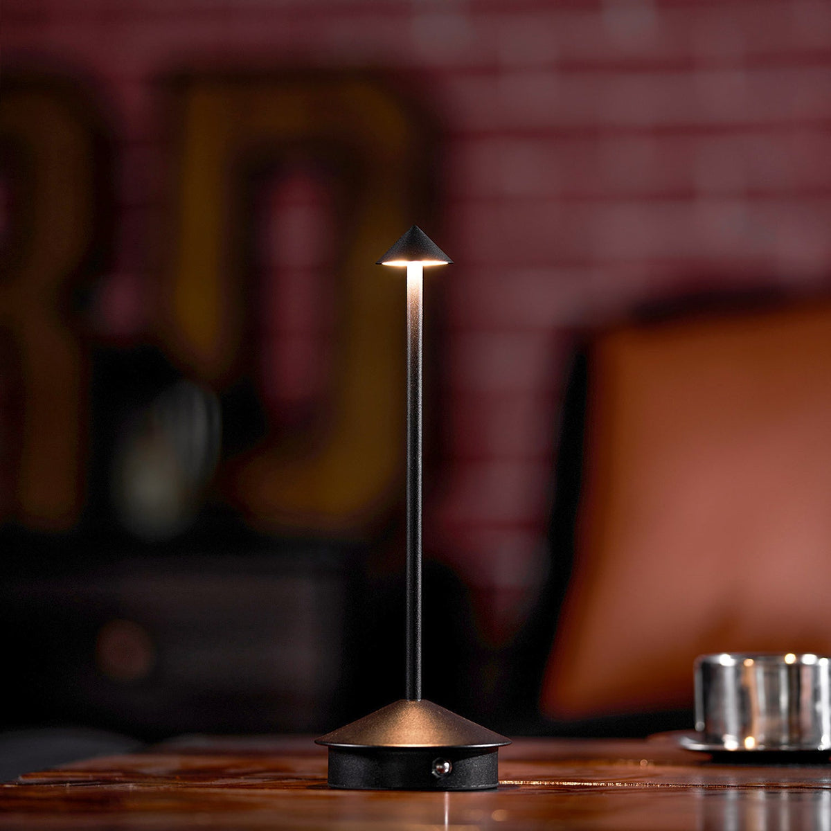 Waterproof Rechargeable Wireless LED Table Lamp (Built-in Battery)